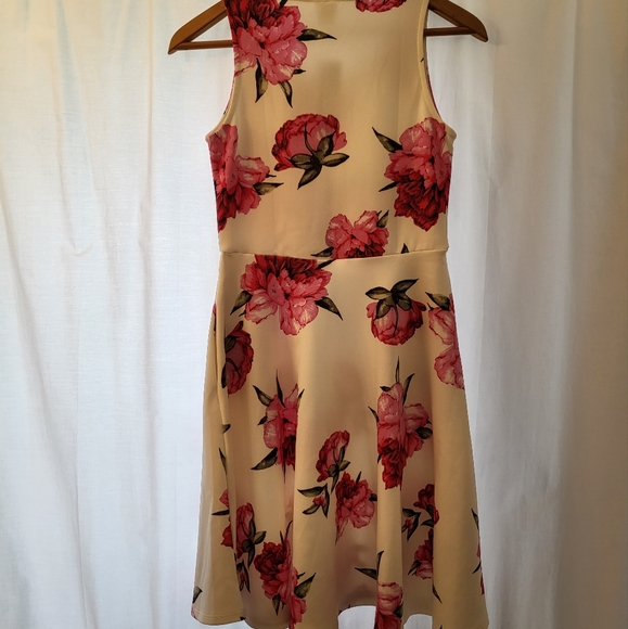 Spring/Summer dress 👗🌺 - Picture 3 of 3